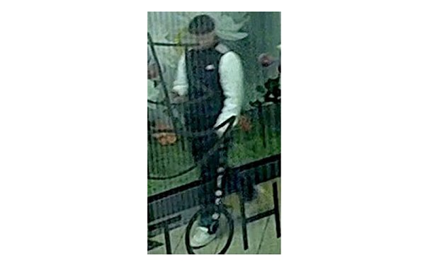 Auffällige Kleidung, schwer erkennbares Gesicht: Mit diesen Aufnahmen sucht die Polizei nach dem jugendlichen Verdächtigen. - © Polizei Herford