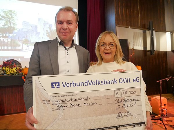 Bürgermeister Ulrich Lange überreicht seiner Amtskollegin aus Bad Münstereifel, Sabine Preiser-Marian einen Spendenscheck über 18.000 Euro.
- - © Klaus Karenfeld