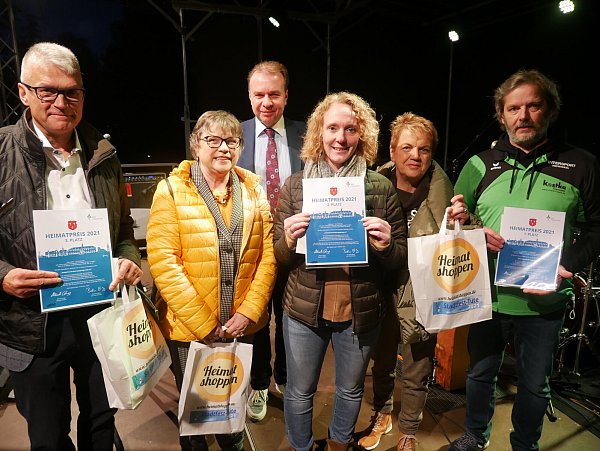 Zum ersten Mal wurde der Heimatpreis vergeben (v. l.): BVL-Jugendtrainer Bernd Aschhoff-Becker, die stellvertretende Bürgermeisterin Ulrike Köhler, Bürgermeister Ulrich Lange, Jugendwartin Sandra Dominicus (Schwimmverein), Ausschussvorsitzende Barbara Mikus und Axel Möllers, zweiter Vorsitzender vom Bogensportclub Bad Lippspringe. - © Klaus Karenfeld