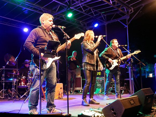 Acht Bands, hier die "Nightbirds", begleiteten den Spendenspaziergang und rockten die Bühne im Arminiuspark. - © Klaus Karenfeld