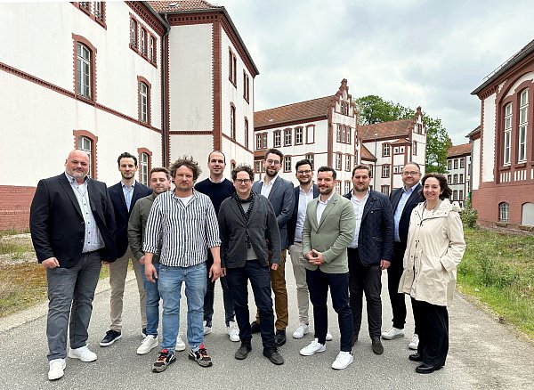 An der Umsetzung des Verfahrens beteiligt sind (v. l.) Boris Blume (Amt für Liegenschaften und Wohnungswesen), Fabian Hämmerling, Sebastian Unruhe, Jonathan Gröne, Nicolas Rusch, Arvid Gröne, Matthias de Jong, Nikolaus B. Breithaupt, Dominik Nösner, Steffen Jesper, Lars-Christian Lange (Konversionsbeauftragter) und Meike Kemper (Leiterin Amt für Liegenschaften und Wohnungswesen). - © Stadt Paderborn