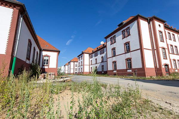 In den denkmalgeschützten Blöcken rechts soll ein Teil des Kreativquartiers entstehen. Im ehemaligen Offizierscasino links ist eine Gastronomie geplant. - © Niklas Tüns