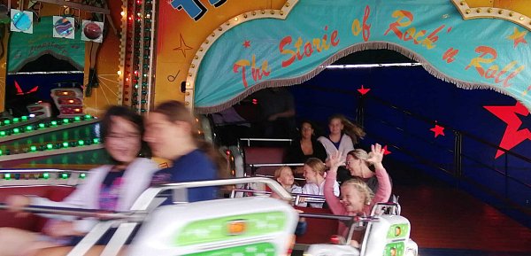Auch in den Fahrgeschäften geht der Betrieb los. - © Burkhard Battran