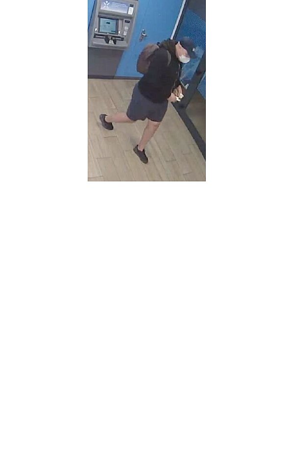 Schwarzer Hoodie: Der Gesuchte mit der blauen Baseballkappe. - © Polizei Herford