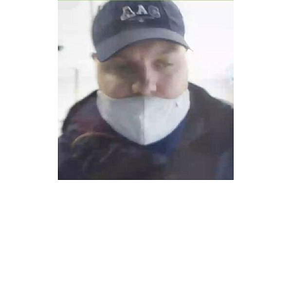 Nahaufnahme: Der Gesuchte mit der blauen Baseballkappe. - © Polizei Herford