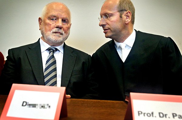 Der Angeklagte Rolf D. mit seinem Verteidiger Prof. Dr. Tido Park. - © Sarah Jonek