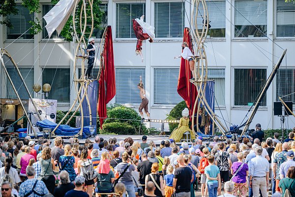 Der Platz der Kleinen Künste lockt zu Libori täglich mit Kleinkunst, Straßen- und Puppentheater. - © Stadt Paderborn/Besim Mazhiqi
