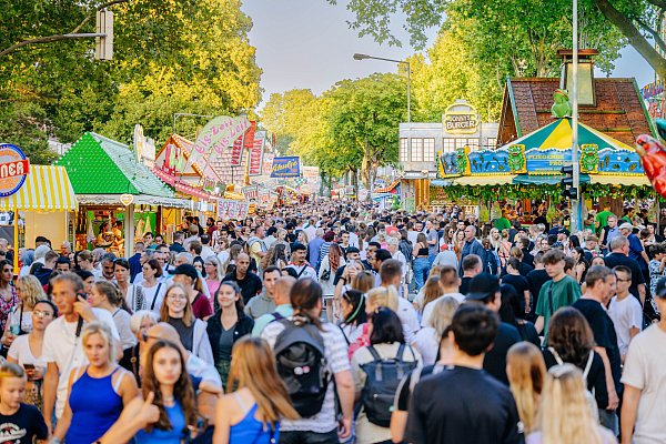 Neben Bierbrunnen, Pottmarkt, Kirmesmeile und Feuerwerk lockt am 4. August ein verkaufsoffener Sonntag in die Paderborner Innenstadt. - © Stadt Paderborn/Besim Mazhiqi
