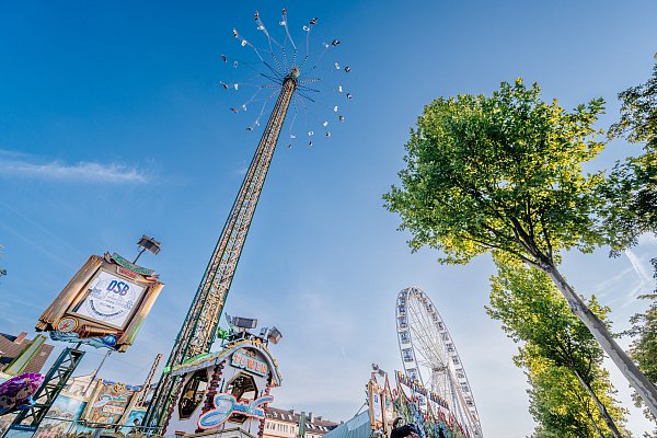 Wer mutig ist, kann auf der Libori-Kirmesmeile auf dem Liboriberg in Paderborn eine tolle Aussicht auf die Stadt genießen. - © Stadt Paderborn/Besim Mazhiqi