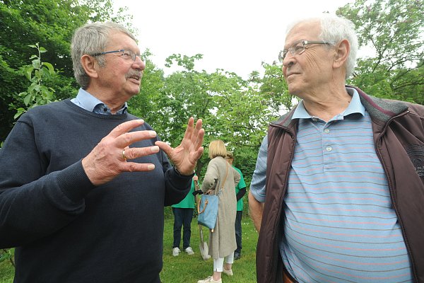 Der Weher Imker Friedrich Schepsmeier (l.) weckte bei Mediziner Ali Mahdi das Interesse an der Imkerei. - © Joern Spreen-Ledebur