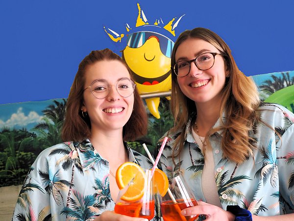 Miriam Scholle (l.) und Johanna Kunstein verjüngen und festigen das Team des Frauen-Karnevals-Komitees. Beide entstammen echten Nieheimer Karnevalsfamilien. - © Josef Köhne