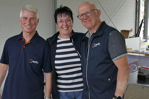 Codierten die Fahrräder: Rolf Overlack (v.l.) Christine Emanuel und Alois Block vom ADFC Bünde. - © Thorsten Mailänder