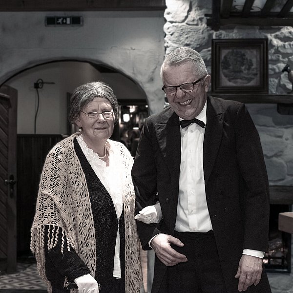 Die Gäste lieben es: In der Kneipe "Speukenkieker" in Pr. Ströhen wird "Dinner For One" gespielt und das auf eine ganz eigene originelle Art. - © Speukenkieker