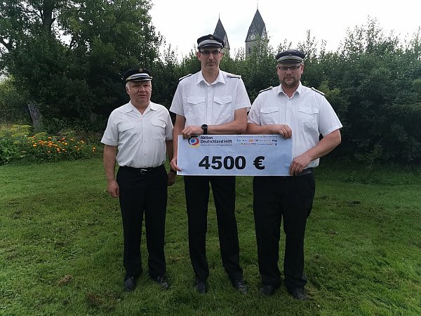 Martin Wendt (Oberst und 2. Vorsitzender der Rimbecker Schützen, Kassierer Tobias Moers und Sebastian Otto (1.Vorsitzender) mit dem Scheck über 4.500 Euro. - © Schützen