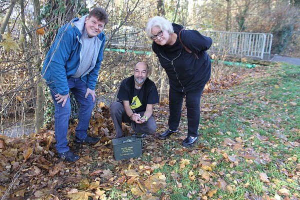 Geocaching führt die Sucher oftmals an besondere Plätze. Werden diese gefunden, befindet sich dort eine Schatzkiste mit Coins. Das zeigen hier Berthold Ackfeld, Autor Markus Gründel und die stellvertretende Bürgermeisterin Marianne Borghoff. - © Johannes Büttner
