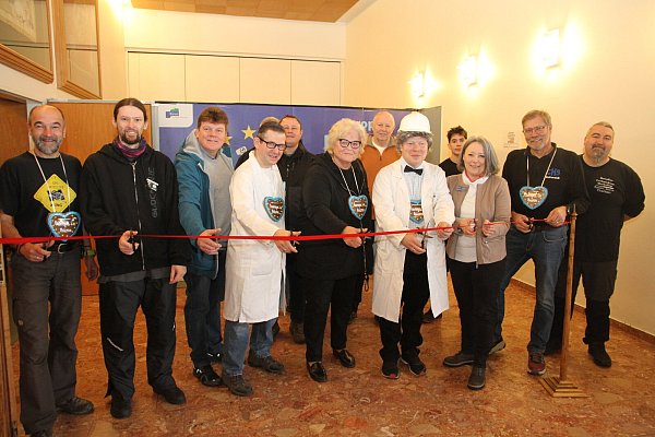 Auftaktveranstaltung zum Geocaching-Event mit Buchautor Markus Gründel (l.), Berthold Ackefeld (Touristikgemeinschaft), stellvertretende Bürgermeisterin Marinna Borghoff, Schauspieler Christian Polkläser und Kerstin Salerno von der Stadt Büren - © Johannes Büttner