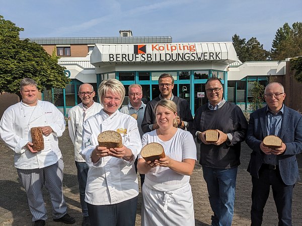 Vertreterinnen und Vertreter des Bäckereihandwerk im Kreis Höxter präsentieren ihre Erzeugnisse bei der tradtionellen Brotprüfung. - © Burkhard Battran