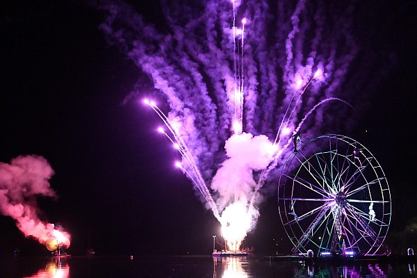 Circus Vogue lässt im Godelheimer See ein Riesenrad zu Wasser und präsentiert eine atemberaubende Show. - © Thomas Kube