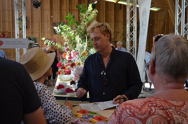 Star-Florist Björn Kroner feierte mit seiner bunten Blumenschau und zahlreichen Fans in Höxter Premiere. Foto: Nicole Fischer - © Nicole Fischer