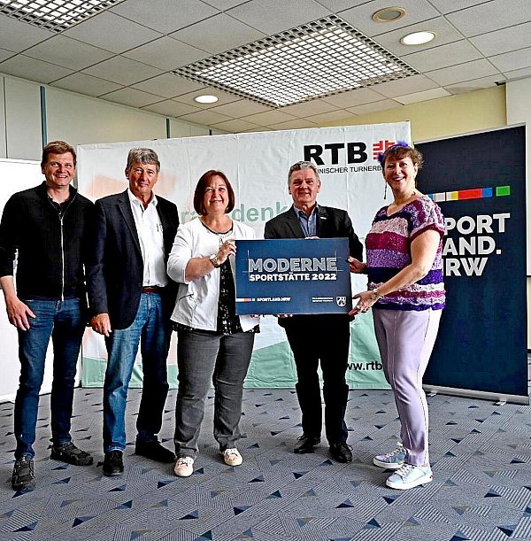 Carsten Kopsieker, Leiter der Segelflugschule (v. l.), und Rudolf Mathar, Vorsitzender der Segelflugschule, freuen sich über die finanzielle Unterstützung aus dem Programm "Moderne Sportstätten". Bei der Scheckübergabe mit dabei sind Tamara Neumann, Präsidentin des Landesverbandes Aeroclub NRW, Stefan Klett, Präsident des Landessportbundes sowie Staatssekretärin Andrea Milz, die den Scheck überbringt. - © Privat