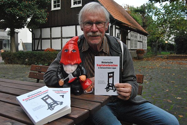Johannes W. Glaw ist Stadtarchäologe in Gütersloh und setzt sich in seinem Buch unter anderem auch mit der Verfolgung und Verurteilung von Frauen auseinander, die der Hexerei beschuldigt wurden. - © Ludger Osterkamp