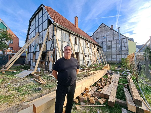 Angelo Pette, Eigentümer der Alten Mühle, vor dem Fachwerkgebäude. - © Marion Pokorra-Brockschmidt