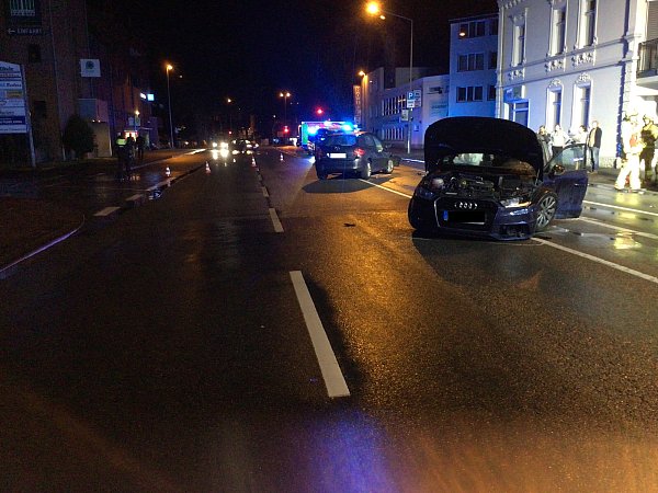 Zwei der drei beteiligten Autos wurden so schwer beschädigt, dass sie abgeschleppt werden mussten. - © Feuerwehr Paderborn