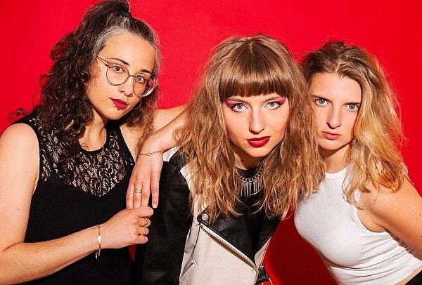 Fraupaul, das Frauentrio aus Hamburg feuert dem stetig wachsenden Publikum ihre eingängigen Melodien zwischen Indie und Punk entgegen, bis es mitsingt - zu erleben auf der Wiesenbühne am Freitag um 20.45 Uhr - © Laura Affolter
