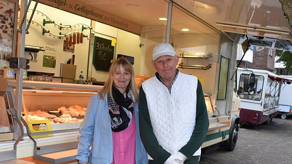 Bad Driburgs Marktmeisterin Gabriele Marquardt mit Marktbeschicker Meinhard Relard. - © Stadt Bad Driburg