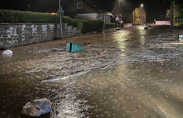 Weite Teile der B252 in Brakel-Rheder waren überschwemmt. - © Kreispolizeibehörde Höxter