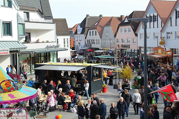 Bummeln, Shoppen, Schlemmen - viele Besucher genießen den ersten verkaufsoffenen Sonntag in Delbrück. - © DEMAG