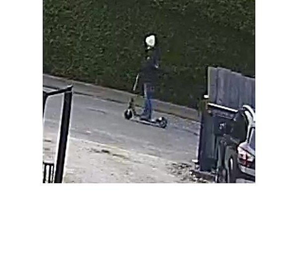 Der Tatverdächtige entfernte sich mutmaßlich auf einem E-Scooter vom Objekt. - © Polizei Paderborn