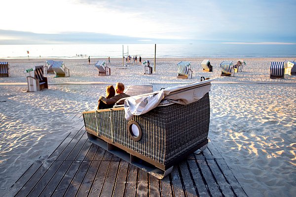 In den Strandkörben können Urlauber eine Nacht unter dem Sternenhimmel und mit dem Meeresrauschen der Nordsee genießen. - © Hauke-Christian Dittrich