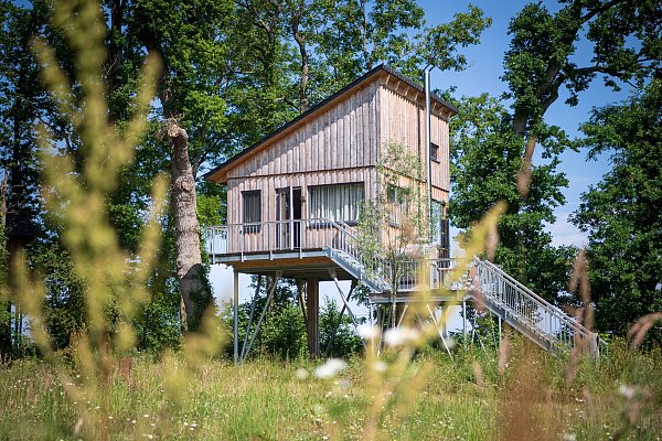 Eines der Häuser vom Baumhaushotel Otterndorf am Elbdeich. - © Sina Schuldt