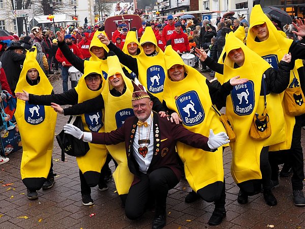 Ob Bürgermeister Johannes Schlütz darauf hofft, dass auch im Rathaus bald alles Banane ist (oder isst??), wollte er nicht verraten. - © Josef Köhne
