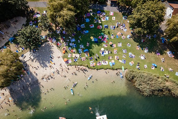 Die Wasserski-Anlage am Nesthauser See in Paderborn verfügt auch über eine Badestelle mit Liegewiese und Strandabschnitt. - © Wasserski Paderborn/Stefan Eigner