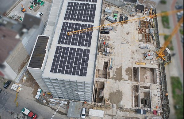 Das Bild der Webcam zeigt den Baufortschritt neben dem H1. Das Parkhaus für die Hochhausmieter steht weitestgehend (l.). Davor wird in erster Reihe zum Kesselbrink (rechts) nun das NW-Medienhaus entstehen. (Stand: 20. Juni 2024) - © Webcam H1/ Goldbeck