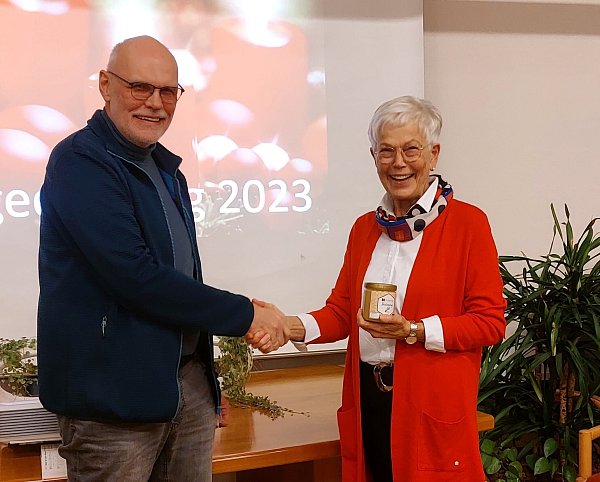 Aus dem Waffelwagen-Erlös beim Adventsmarkt überreicht Peter Meermeyer (v.l.) 500 Euro an die Vorsitzende der Delbrücker Caritas-Konferenz Margret Melcher. - © Kolpingsfamilie Delbrück