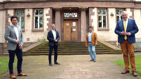 Gemeinsam auf dem Weg zu Weserbrücken-Sanierung (v. l.): Tino Wenkel, Hubertus Borgelt und der Projektleiter Richard Mede sowie Daniel Hartmann. - © Straßen NRW