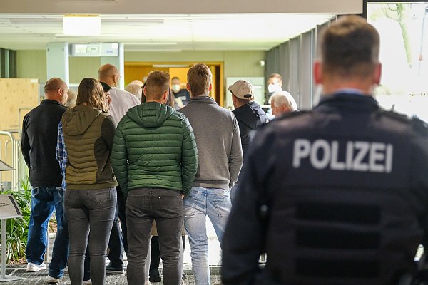 Tödliche Schüsse an der Berliner Straße, Opfer Memo K. stirbt nach vier Schüssen (zwei davon in den Rücken) am 8. Dezember im Krankenhaus
Wegen Totschlags und vierfachen versuchten Totschlags (Schüsse auf Begleiter) angeklagt ist Sinan K.
Hier Sicherheitskontrolle vor dem Gerichtssaal (Waffenkontrolle) - © Andreas Zobe