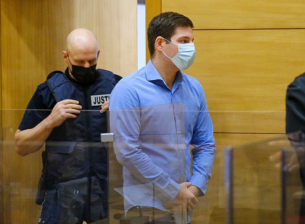 Tödliche Schüsse an der Berliner Straße, Opfer Memo K. stirbt nach vier Schüssen (zwei davon in den Rücken) am 8. Dezember im Krankenhaus Wegen Totschlags und vierfachen versuchten Totschlags (Schüsse auf Begleiter) angeklagt ist Sinan K. Hier: der Angeklagte Sinan K. - © Andreas Zobe