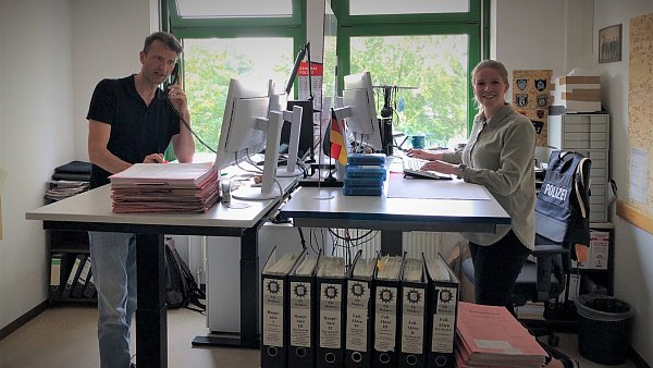 Jürgen Tillmann (l.) leitet die Ermittlungsgruppe "EG Wohnung". Polizeikommissarin Shari Kuhfuß (r.) ist zur Unterstützung der Kripo in die Ermittlungsgruppe abgeordnet. - © Polizei Paderborn