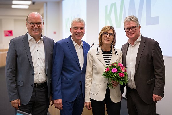 Ulrich Oeverhaus (v.l.), Vorsitzender der KVWL-Vertreterversammlung, Dirk Spelmeyer und Volker Schrage und beglückwünschten Anke Richter-Scheer (3.v.l.) nach der Wahl zur stellvertretenden Vorstandsvorsitzenden - © KVWL