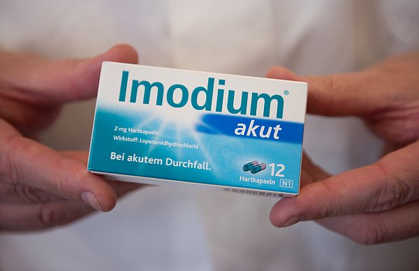Das Medikament Imodium gehört laut Apotheker Olaf Elsner in jede gut sortierte Reiseapotheke und verringert bei anhaltendem Durchfall die Darmbewegung. - © picture alliance / dpa