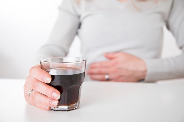 Cola als Hausmittel gegen Durchfall: Der Mythos hält sich hartnäckig, entspricht allerdings nicht der Wahrheit. - © picture alliance / dpa Themendienst
