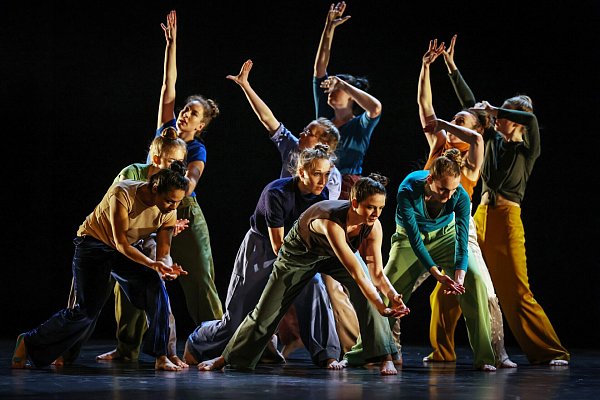 Carolin Grumbach (in Lila, 4. v. l.) bei der Tanzgala 2023, für die sie das Stück „Laws of Energy“ entwickelte. - © Theater Bielefeld