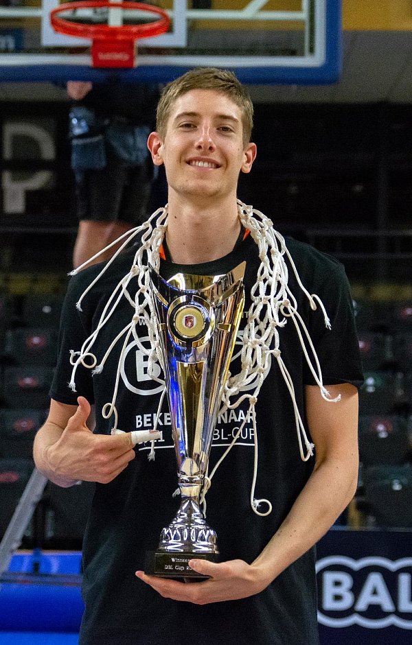 Der Bielefelder Neil Masnic präsentiert stolz die Trophäe für den niederländischen Basketball-Pokalsieger BAL Weert. - © Tessa Van Gameten