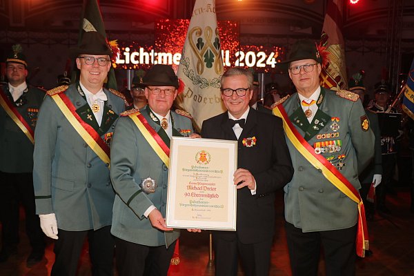 Bürgermeister Michael Dreier (2. v. r.) freut sich mit Rendant Frank Langenhorst (v. l.), Oberst Thomas Spieker und Oberstleutnant Bernd Zengerling über seine Ehrenmitgliedschaft im PBSV. - © Reinhard Ebmeyer / PBSV