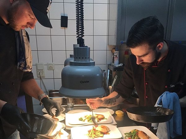 Das Honey-Chicken ist eine von vielen Kreationen. - © Restaurant Höxter Am Jakobsweg