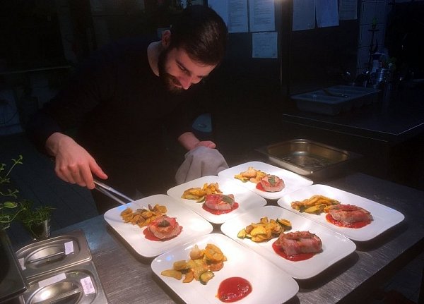 Bei der Saltimbocca wird es italienisch. - © Restaurant Höxter Am Jakobsweg